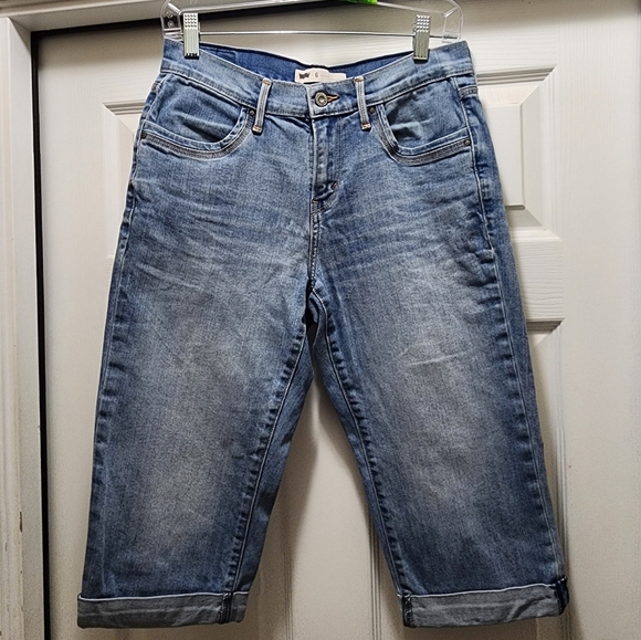 Levi's Capri Jeans Women's 6 28 Waist Cuffed Blue Medium Wash - Picture 1 of 9
